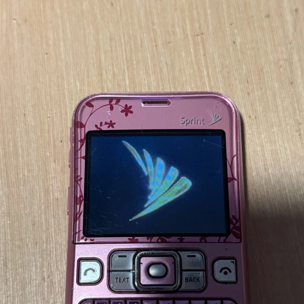Sprint Mobile Sanyo Model:SCP-2700 Pink Cell Phone Turns On No Charg Read Info!